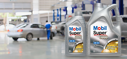 Mobil Super™ 3000 X1 Formula FE 5W-30 auf einer Werkbank in einer Garage