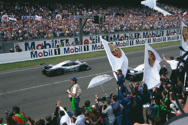 Porsche-Autorennen auf der Rennstrecke von Le Mans im Jahr 1998