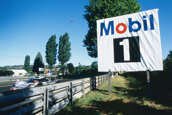 Mobil 1-Panel am Rande der Rennstrecke von Le Mans im Jahr 1998