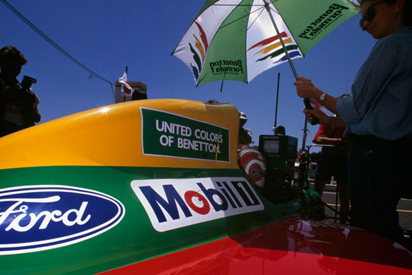 F1-Auto mit Mobil 1- und Ford-Logos in der Sonne