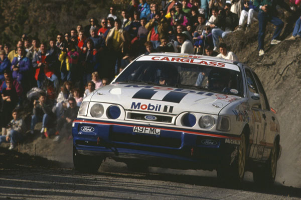 François Delecour fährt in einem Rallyeauto bei der Rallye Monte Carlo 1992