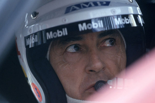 Peter Brock spricht in ein Mikrofon und trägt sein Headset 1997