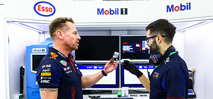 Red Bull-Ingenieur unterhalten sich in der RB-Garage mit einem Mobil 1 Logo im Hintergrund