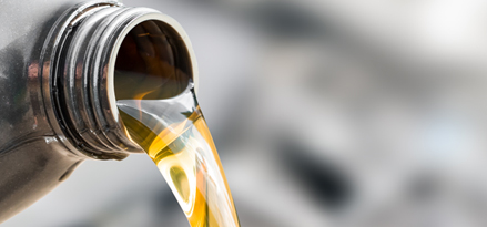 Motoröl fließt aus der Flasche