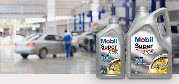 Mobil Super™ 3000 XE1 5W-30 auf einer Werkbank in einer Werkstatt