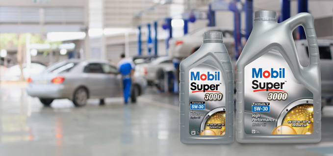 Mobil Super™ 3000 Formula V 5W-30 auf einer Werkbank in einer Werkstatt