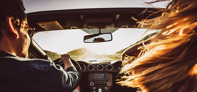 2 Personen fahren dem Sonnenschein entgegen
