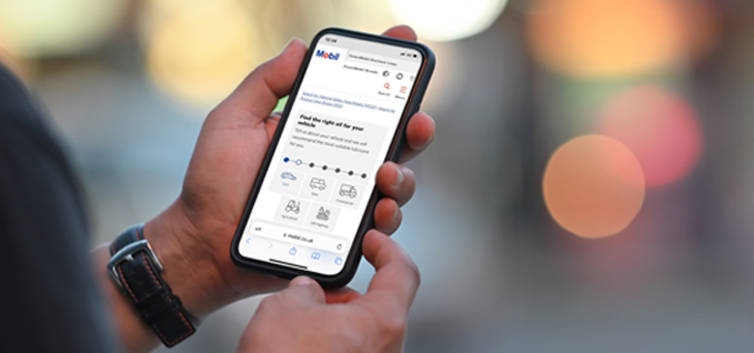 Mobiltelefon im Mobil 1-Produktauswahltool
