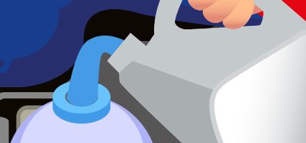 Flasche füllt den Motor mit Kühlmittel auf