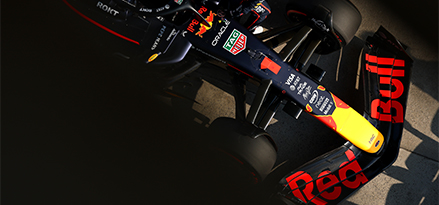 Vogelperspektive auf einen Red Bull-Formel-1-Rennwagen