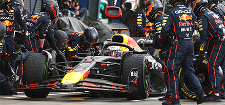 Red Bull F1-Rennwagen beim Boxenstopp