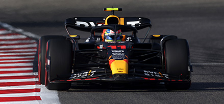 Oracle Red Bull Racing-Autorennen mit hoher Geschwindigkeit entlang der Strecke
