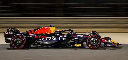 Oracle Red Bull Racing Car fährt in der Sonne