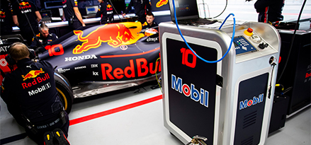 A Red Bull F1-Rennwagen in der Garage