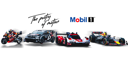 Vier Rennfahrzeuge der Marke Mobil 1: drei Autos und ein Motorrad, mit dem Mobil 1-Logo und dem Slogan „The Poetry of Movement“.