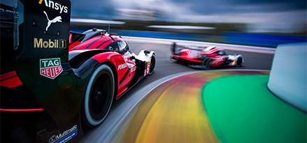 Porsche-Rennwagen auf einer Rennstrecke