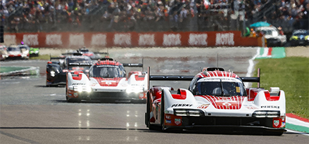 Porsche-Rennwagen auf einer Rennstrecke