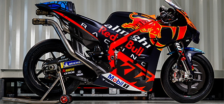 Red Bull-Motorrad in einer Garage