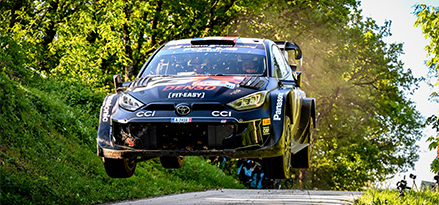 Toyota Gazoo-Rennwagen in der Luft über einer Straße