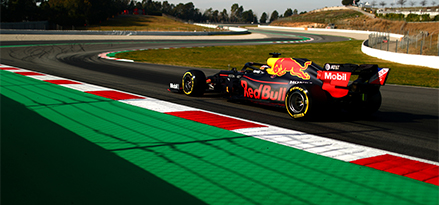 Red Bull-F1-Rennwagen auf der Rennstrecke