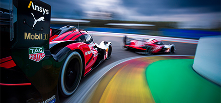 Porsche-Rennwagen auf einer Rennstrecke