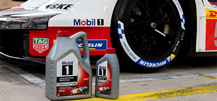 2 Mitglieder des Porsche-Rennteams sitzen in einem Porsche-Rennwagen