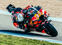  Ein Red-Bull-Rennmotorrad mit einem Fahrer in einer Kurve