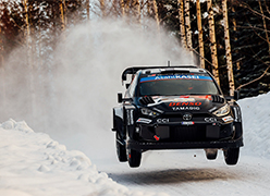 Auto fährt schnell die Straße entlang