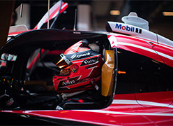  Der Seitenspiegel eines Porsche-Rennwagens der WEC-Klasse und das    Spiegelbild des Fahrers