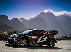 Ein Toyota WRC-Rennwagen parkt vor Bergen