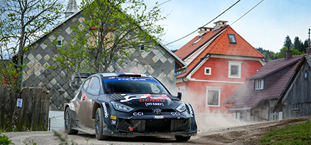 Toyota-Rennwagen auf einer Straße in Kroatien