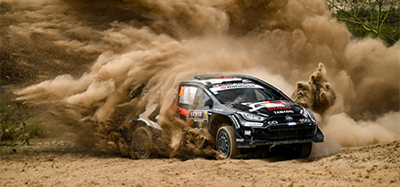 Toyota-Rennwagen dreht sich und verursacht Staubwolke