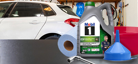  Mobil 1 ESP 5W-30 mit Trichtereimer und Taschentuchrolle vor einem Auto