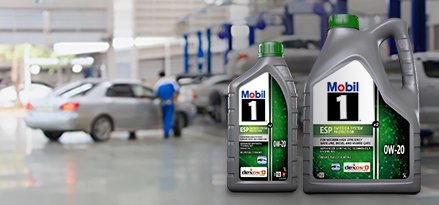 Mobil 1™ 0W-20 auf einer Bank in einer Garage