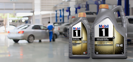 Mobil 1™ FS 0W-40 auf einer Bank in einer Garage