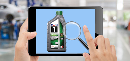 Eine Person hält ein Tablet und eine Lupe