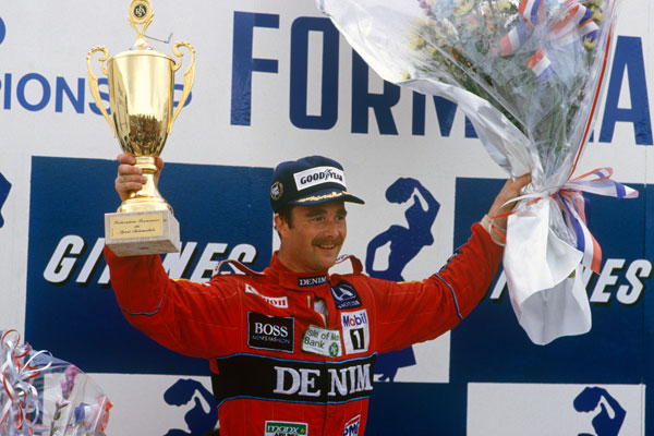 Nigel Mansell hält eine Trophäe beim Großen Preis von Belgien 1986