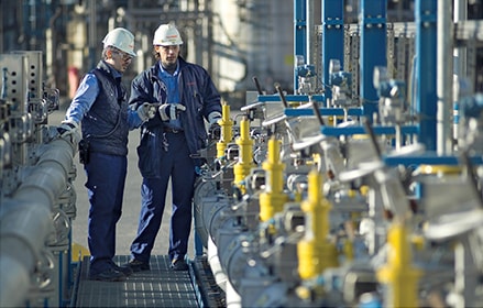 Industrieanlage mit zwei Personen