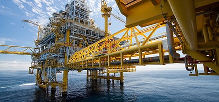 Öl- und Gasförderung auf Offshore-Plattform