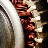 Wartung des Elektromotors mit Kupferdraht