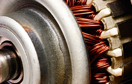 Wartung des Elektromotors mit Kupferdraht