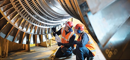 Ingenieure bei Arbeiten an Turbine