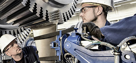 Kunde und Mitarbeiter von Mobil unter einer Gasturbine