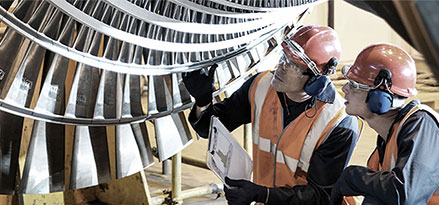 Mitarbeiter von Mobil schaut auf eine Turbine