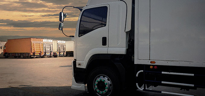 LKW-Nutzfahrzeug mit anderen LKW auf einem Parkplatz