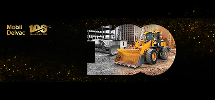 Bagger auf einer Baustelle mit goldenem Glanz