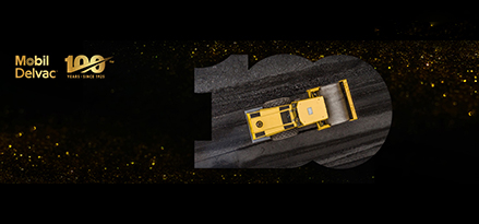 Bagger rollend über Asphalt mit goldenem Glanz