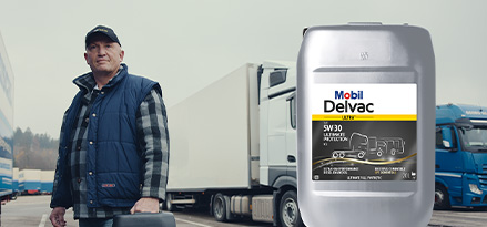 LKW-Fahrer mit Mobil Delvac Ultra