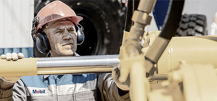 Mitarbeiter von Mobil arbeitet an einer großen Hydraulikanlage