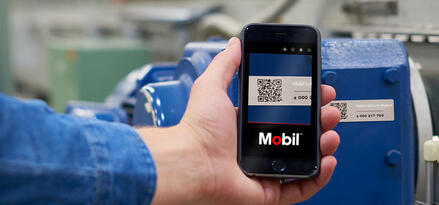 Ein Mobil-Kunde scannt mit der Mobil Lubricant Analysis App einen Beispiel-QR-Code